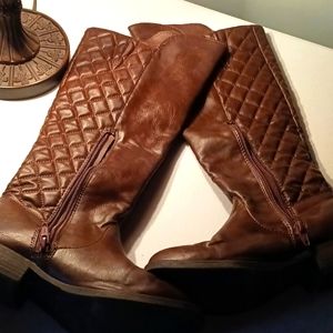 BOOTS LOW HEELED BROWN W/QUILTED STYLE BACK